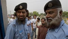 Začátek pákistánských voleb poznamenaly pumové atentáty