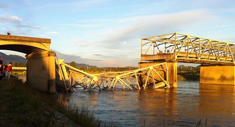 Mezi Seattlem a Vancouverem spadl kus mostu.
