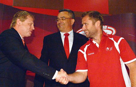 Útoník Jaroslav Bedná (vpravo) podepsal novou smlouvu s HC Slavia. Uprosted je éf Slavie Richard Benýek, vlevo spolumajitel klubu Vladimír Pitter