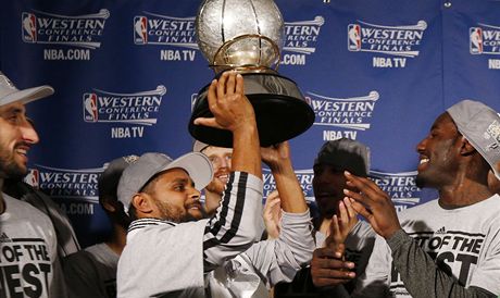Basketbalisté San Antonia Spurs s trofejí pro vítze Západní konference NBA