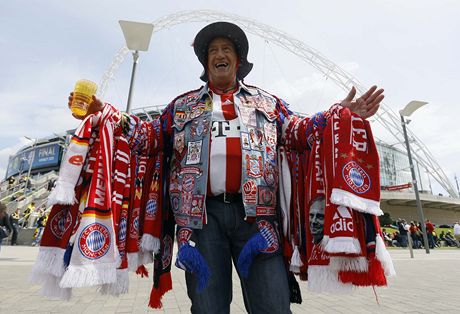 Fanouek se ped djitm finále Ligy mistr - stadionem Wembley v Londýn - chlubí klubovými artefakty Bayernu Mnichov