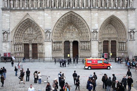 V paíském chrámu Notre-Dame se zastelil mu, policie katedrálu evakuovala.