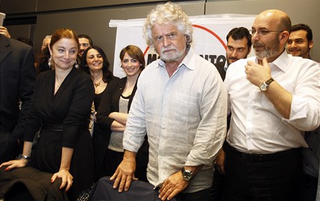 Italský komik Grillo pohoel ve volbách a zkritizoval volie.