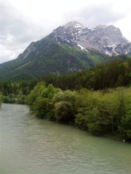 Vrcholky nad ekou Enns v kvtnu pokrývá sníh. 