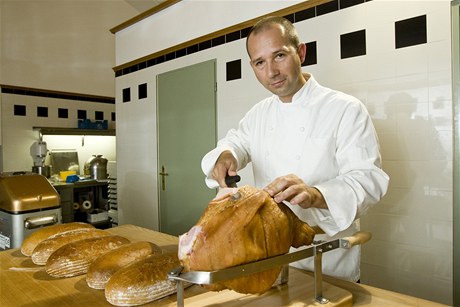 Restauratér Tomáš Karpíšek se staropražskou šunkovou kýtou.