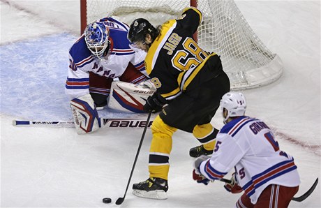 eský hokejista Bostonu Bruins Jaromír Jágr (vpravo) a branká New York Rangers Henrik Lundqvist 