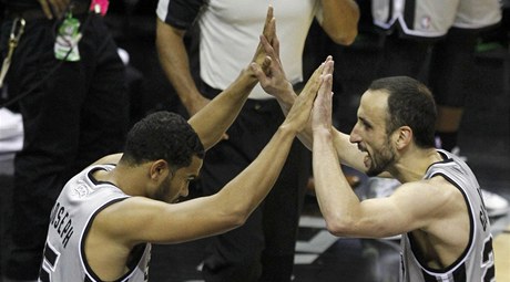 Basketbalista San Antonia Spurs Manu Ginobili (vpravo) a jeho spoluhráč Cory Joseph
