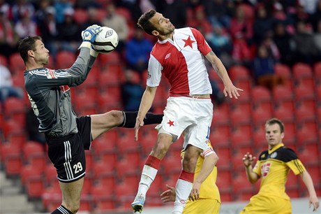 Slavia Praha - eské Budjovice. Branká eských Budjovic Michal Dank (vlevo) a Jan Voahlík ze Slavie