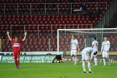 Zbrojovka Brno - Sparta Praha. Pavel Mezlík (vlevo) z Brna se raduje z druhého gólu svého týmu