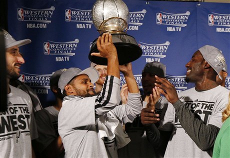 Basketbalisté San Antonia Spurs s trofejí pro vítěze Západní konference NBA