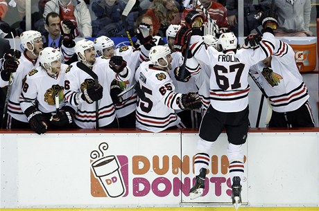 eský hokejista Chicaga Blackhawks Michael Frolík (67) se raduje z gólu