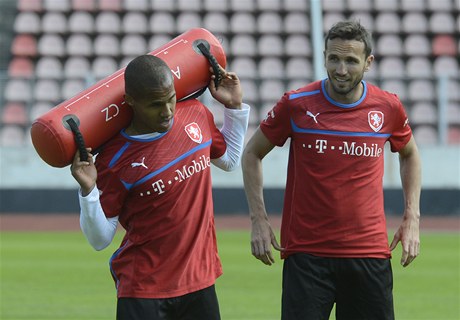 etí fotbaloví reprezentanti ze zahraniních klub trénovali v Praze ped kvalifikaním zápasem s Itálií. Na snímku jsou Theodor Gebre Selassie (vlevo) a Tomá Sivok