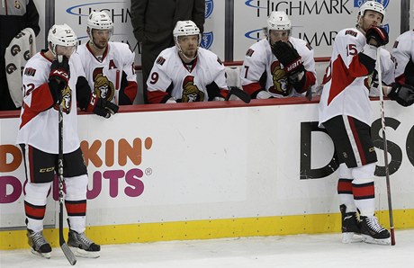 Hokejista Ottawy Milan Michálek (9) a jeho spoluhrái jsou smutní, e nepostoupili do finále Východní konference NHL.