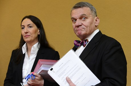 Odvolaný primátor Bohuslav Svoboda s rovn odvolanou radní Udenijou.