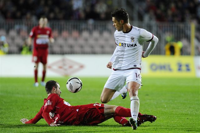 Zbrojovka Brno - Sparta Praha. Tomá� Frejlach (vlevo) z Brna a Václav Kadlec ze Sparty