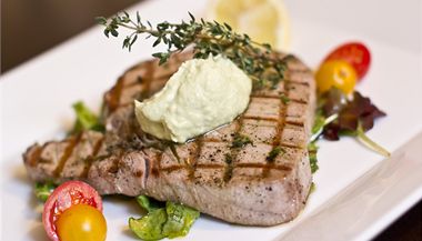 Grilovaný steak z Ahi tuňáka s avokádovým krémem a mrkvovo zázvorovým dresinkem/zálivkou