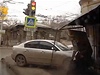 Obrázky z videa, na kterém byla zaznamenaná dopravní nehoda v Rusku.