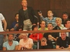 Hlasování Ostravy o pomoci Baníku. Vlevo dole sedí fotbalista Milan Baro, nahoe stojí kapitán týmu Martin Luke