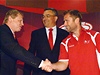 Útoník Jaroslav Bedná (vpravo) podepsal novou smlouvu s HC Slavia. Uprosted je éf Slavie Richard Benýek, vlevo spolumajitel klubu Vladimír Pitter
