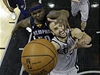 Basketbalista San Antonia Spurs Manu Ginobili (dole) a Zach Randolph z Memphisu Grizzlies