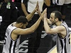 Basketbalista San Antonia Spurs Manu Ginobili (vpravo) a jeho spoluhrá Cory Joseph