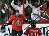 eský hokejista Ottawy Senators Milan Michálek slaví gól, dole je jeho spoluhrá Daniel Alfredsson