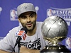 Basketbalista San Antonia Spurs Tony Parker s trofejí pro vítze Západní konference NBA