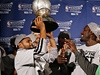 Basketbalisté San Antonia Spurs s trofejí pro vítze Západní konference NBA