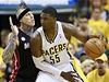 Basketbalista Indiany Pacers Roy Hibbert (vpravo) a Chris Andersen z Miami Heat