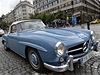 Jízdou elegance historických vozidel centrem Prahy vyvrcholilo v sobotu tídenní setkání, jím Mercedes-Benz klub R oslavil 50 let existence. 