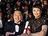 Reisér Jia Zhangke, který vyhrál cenu za nejlepí scéná za film A Touch of Sin. Pózuje s herekou Zhao Tao 