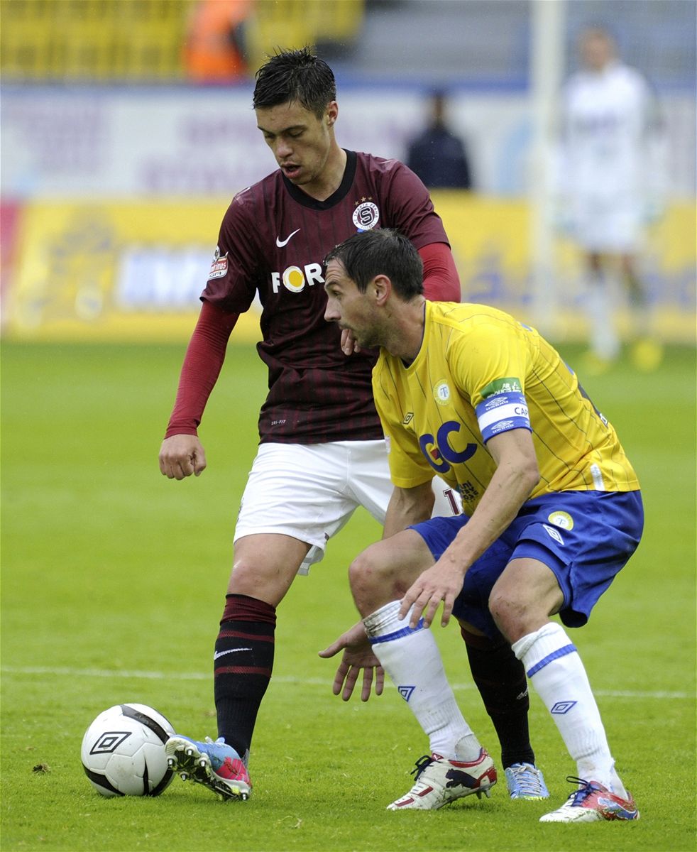 V pop�edí teplický fotbalista Milan Matula, vzadu Václav Kadlec ze Sparty Praha