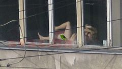 Bosenská soudkyn se nahá pedvádla u okna