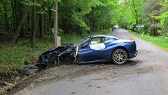 Hokejový reprezentant Jakub Vorá�ek havaroval nedaleko Kladna se svým vozem Ferrari California