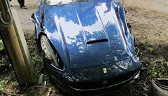 Hokejový reprezentant Jakub Vorá�ek havaroval nedaleko Kladna se svým vozem Ferrari California