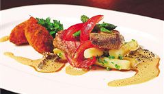  Telecí maso se snadno vysu�í, vyvarujte se proto dlouhých tepelných úprav. Nejlep�í je z pánve, pokud se v�ak rozhodnete pro troubu, p�íli� ji nerozpalujte a spolu s peká�em do ní zav�ete i hrnek s vodou, který bude vzduch pr�b�n� zvlh�ovat.