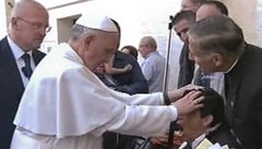 Je papež exorcista? Spekulace vzbudilo Františkovo požehnání