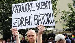 Martin C. Putna v roce 2011 na Gay pride s transparentem. | na serveru Lidovky.cz | aktuální zprávy