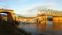 Mezi Seattlem a Vancouverem spadl kus mostu. | na serveru Lidovky.cz | aktuální zprávy