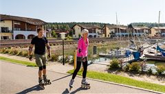 Lipno je obehnáno cyklostezkou, kterou mete projet na kole nebo kolekových bruslích.