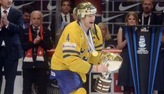 Švédský kapitán Staffan Kronwall s pohárem pro mistry světa | na serveru Lidovky.cz | aktuální zprávy