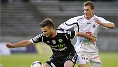 Hradec Králové - Píbram. Tomá Wágner (vlevo) z Píbrami a Tomá Hájek z Hradce Králové