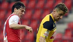Slavia Praha - �eské Bud�jovice. Karol Kisel ze Slavie (vlevo) a Filip Rýdel z �eských Bud�jovic