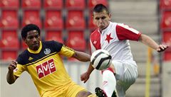 Slavia Praha - �eské Bud�jovice. José Sandro z �eských Bud�jovic (vlevo) a Matú� �onka ze Slavie