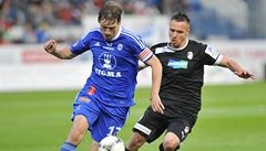 Olomouc - Viktoria Plze. Ale kerle z Olomouce (vlevo) a Stanislav Tecl z Plzn
