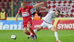 Zbrojovka Brno - Sparta Praha. Pavel Mezlík (vlevo) z Brna a Ji�í Jaro�ík ze Sparty