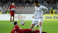 Zbrojovka Brno - Sparta Praha. Tomá� Frejlach (vlevo) z Brna a Václav Kadlec ze Sparty