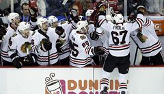 eský hokejista Chicaga Blackhawks Michael Frolík (67) se raduje z gólu