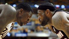 Basketbalista Indiany Pacers Lance Stephenson (vlevo) a  LeBron James z Miami Heat