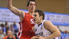 Prost�jov - Nymburk. Jaromír Boha�ík (vpravo) z Prost�jova a Tomá� Pomikálek z Nymburka